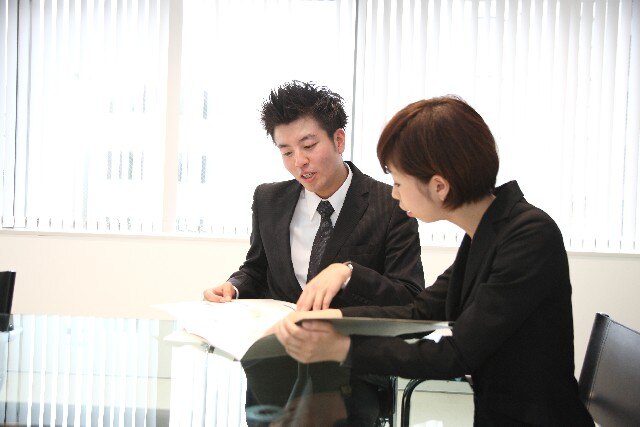 情報収集をする男女の営業担当