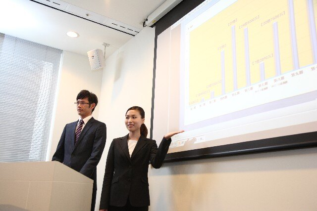 プレゼンテーションをする営業マン