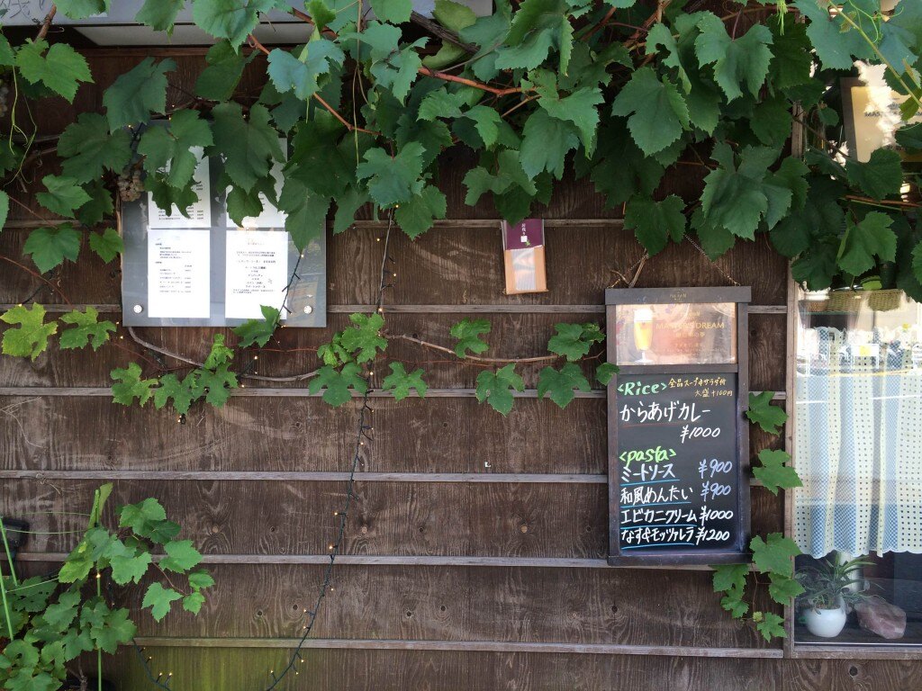 居残り連のお店の前