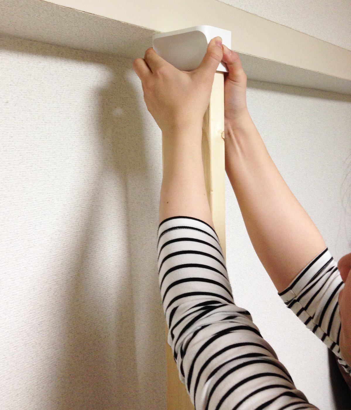 柱を突っ張り棒にみたてて設置