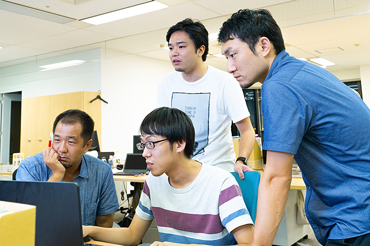 PCの前で議論している様子