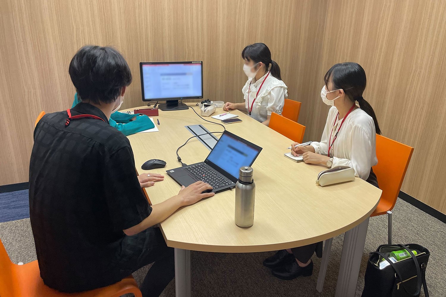 質問会で質問を投げかけるインターンシップ参加者の方々と、それに答えるイントリックス社員